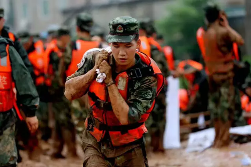 钱塘江流域暴发建国后第二大洪水 百年古桥被冲毁