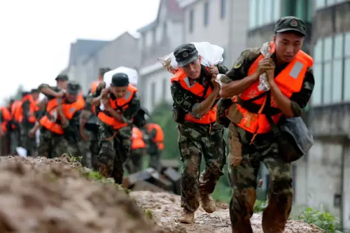 钱塘江流域暴发建国后第二大洪水 百年古桥被冲毁
