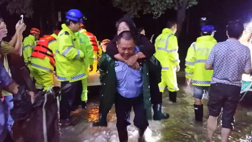 钱塘江流域暴发建国后第二大洪水 百年古桥被冲毁