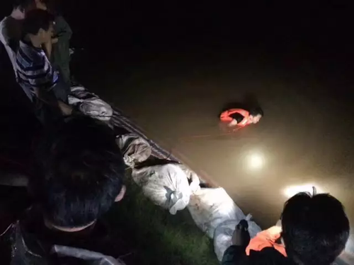 钱塘江流域暴发建国后第二大洪水 百年古桥被冲毁