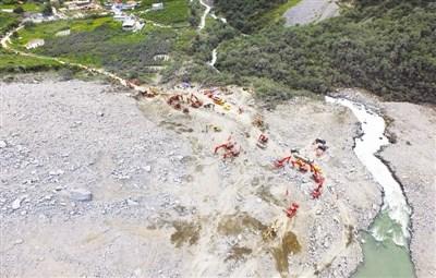 民间救援队在四川茂县的生命探寻路：不放过一丝一毫机会