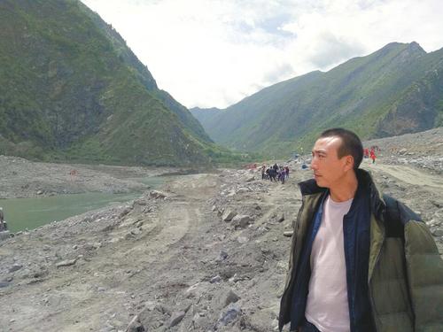 新磨村特殊救援协助队纪事：刨出一双手弟弟就认出哥哥