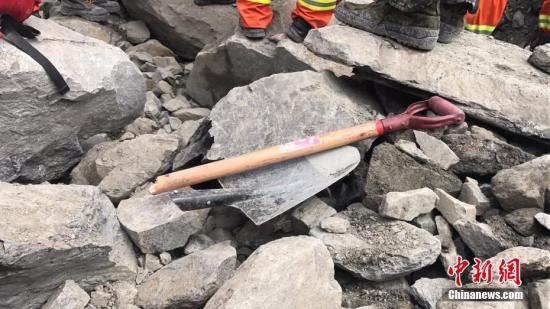6月26日，四川藏县山体垮塌已超过48小时，工作人员搜救持续。图为救援用的消防铲折断。<a target='_blank' href='http://www.chinanews.com/'>中新社</a>记者 魏尧 摄