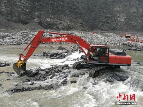 四川省茂县“6?24”山体高位垮塌滑坡后，武警水电部队投入580名兵力、183台大型救援装备在核心区展开人员搜救、道路抢通和河道疏通等任务。截至25日晚19时，该部队累计抢修道路1000米、搜寻探测2300平方米、翻挖石渣11000立方米，抢险救援工作正在紧张进行。陈克林 摄