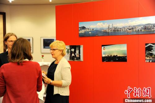 展出的系列图片反映了中英香港政权交接仪式等重要历史瞬间，以及香港回归以来的各项发展成就。<a target='_blank' href='http://www.chinanews.com/'>中新社</a>记者 彭大伟 摄