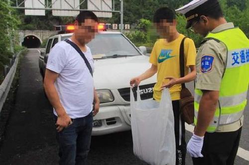 男子去年高速路停车摘李子被罚 今年徒步来摘再次被逮