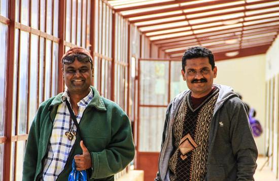 两名朝圣的印度香客（来源：国际在线）