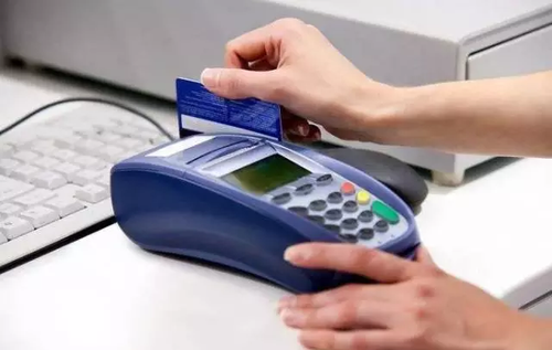 小伙吃了一顿烤肉 准备买房交首付的55万没了