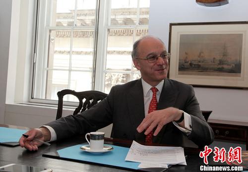 近日，英中贸易协会主席、怡和集团执行董事詹姆斯·沙逊勋爵接受<a target='_blank' href='http://www.chinanews.com/'>中新社</a>记者专访。他表示，今天的香港，超出了20年前人们的期望。<a target='_blank' href='http://www.chinanews.com/'>中新社</a>记者 周兆军 摄