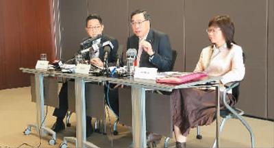 梁君彦(中)接受记者采访。