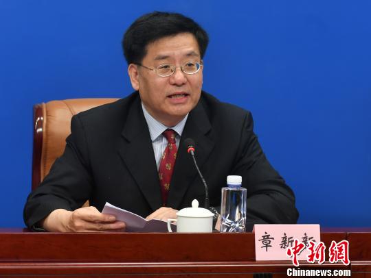 6月26日，中国新闻社社长章新新代表主办单位宣布，届时将有五大洲60余个国家和地区的400多家华文媒体的高层人士相聚福州，与中央主要新闻机构及部分地方媒体负责人共同参会，大会规模将超过500人。 吕明 摄