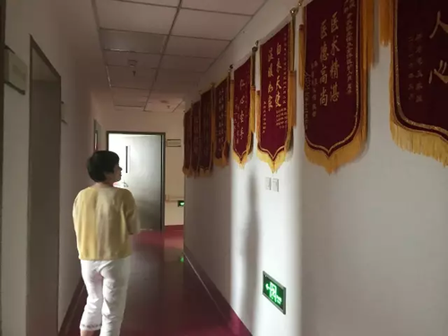 21岁小伙公交车上心脏骤停无人施救 父母都是医生