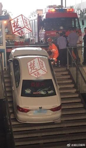 女司机错把油门当刹车开下楼梯 网友:这要入库啊