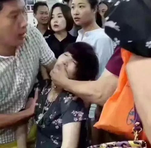 游客试戴30万手镯摔碎后吓晕 知情人:进价10多万