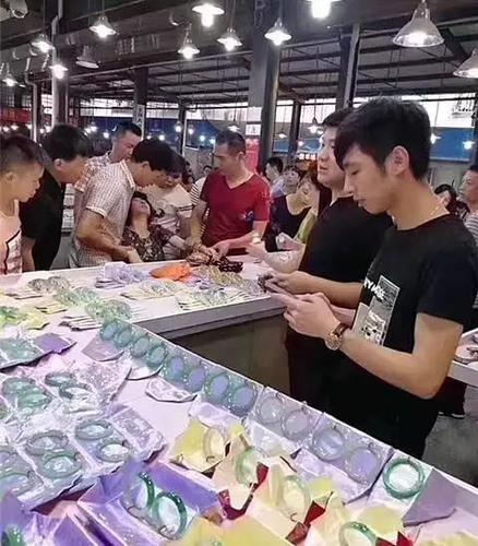 游客试戴30万手镯摔碎后吓晕 知情人:进价10多万