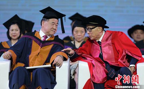 李嘉诚和莫言在汕头大学毕业典礼上。图片来源：视觉中国