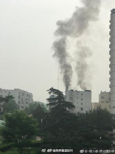 北京南十里居居民楼发生爆炸 现场浓烟滚滚