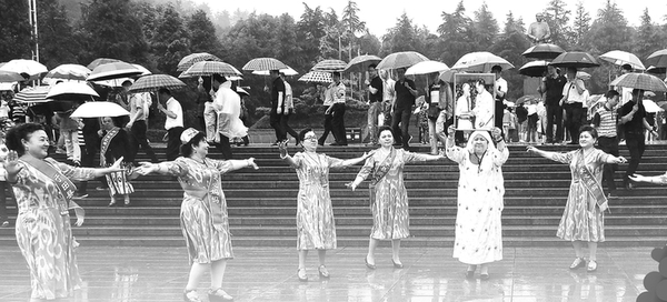 在韶山，于田爱心妈妈们《库尔班大叔你在哪儿》的精彩表演引来游人驻足观看。