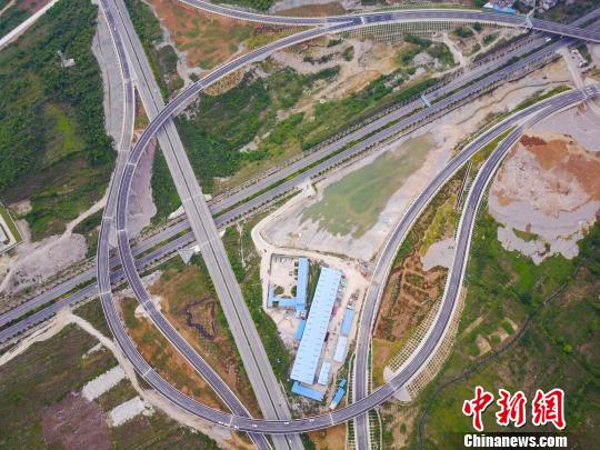资料图：航拍花安(贵阳市花溪至安顺市)高速公路终点小屯互通枢纽，纵横交错的路网宛如血管。贺俊怡 摄