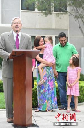 6月28日，美国新任驻华大使特里·布兰斯塔德携家人在北京美国驻华大使官邸出席记者见面会并发表讲话。<a target='_blank' href='http://www.chinanews.com/'>中新社</a>记者 崔楠 摄