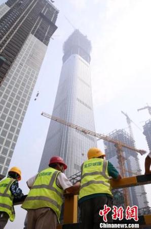 6月28日，北京市人力社保局走进位于朝阳区CBD核心区域的北京第一高楼“中国尊”的施工现场宣传《社会保险法》等法律法规。　韩海丹 摄