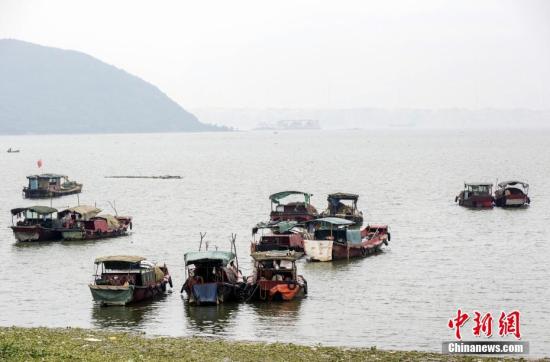 江西水文信息网6月28日10时监测数据显示，星子站水位达到18.34米，距离警戒水位19.00米仅差0.66米。傅建斌 摄