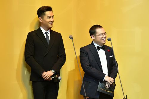 吴文辉与演员胡歌共同揭晓2016中国原创文学风云榜