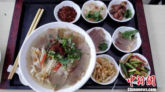 首届国际山地美食节暨金州“三碗粉”美食节上展示的贵州山地美味小吃?！■暮曷?摄