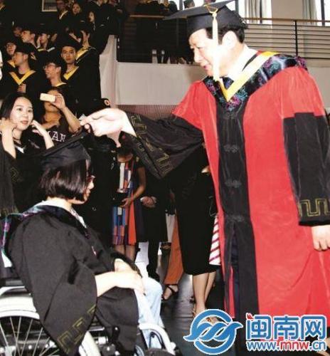 母亲抱腿疾女儿求学15年 大学4年每日往返两地