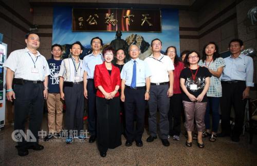 国民党主席洪秀柱(左5)30日在中央党部向党部同仁辞行，先后与国民党行管会总务室同仁道别，并合影留念。 “中央社”记者张新伟摄 