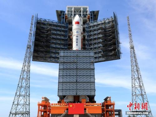 图为6月26日，长征五号遥二运载火箭转运致位于海南文昌的发射场内。张文军 摄