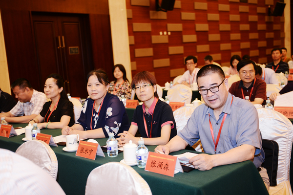 中国国民党革命委员会北京市第十三次代表大会闭幕会上，党员认真听会90