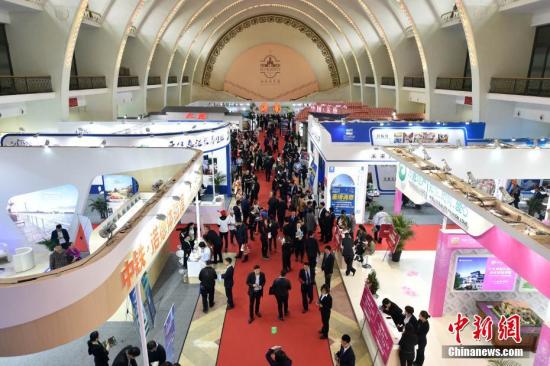 4月13日上午，一年一度的北京春季房展会在北京展览馆开幕，本次房展会展期四天。根组委会提供的数据显示，本次展会共有国内外400余个房地产项目参展。 <a target='_blank' href='http://www.chinanews.com/' >中新网</a>记者 金硕 摄