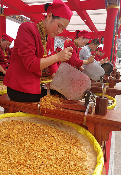 现场展示中药炮制技艺现场展示中药炮制技艺