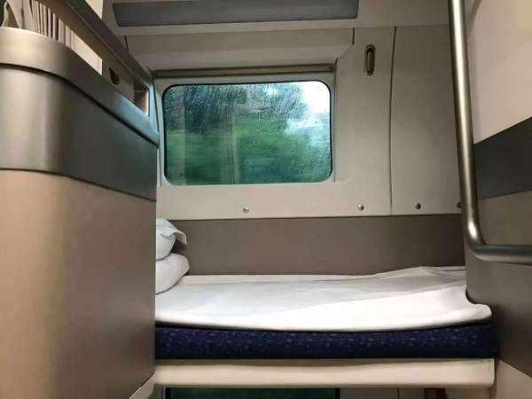 新型纵向卧铺动车组上线3