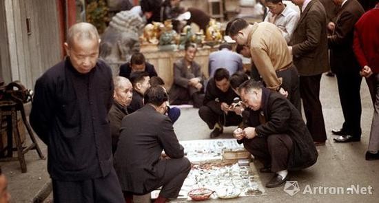 1980年代荷李活道上的古董生意臻至巅峰，也造就了一批香港本土藏家的收藏。