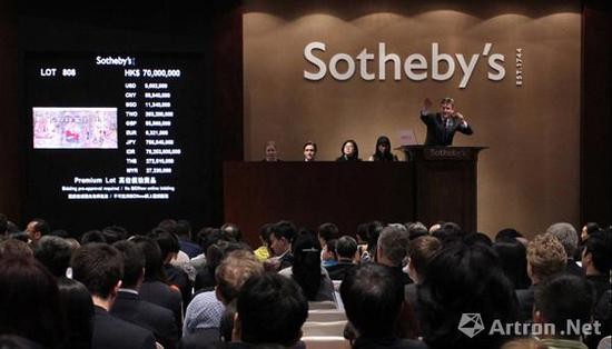 2011年春拍，香港苏富比重磅推出“尤伦斯重要当代中国艺术收藏：破晓——当代中国艺术的追本溯源”晚间拍卖，106件作品总成交额达4.27亿港元，超出其1.3亿港元的估价上限的3倍，成交率也高达99.06%。其中，张晓刚1988年的画作《生生息息之爱》以7,906万港元成交，刷新了当时中国当代艺术拍卖的世界纪录。