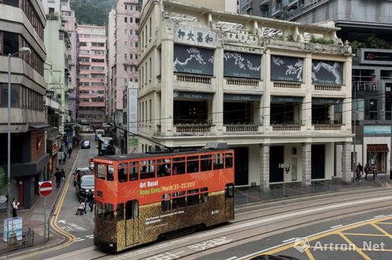 随着Art Basel HK的持续举办，香港艺术生态各环节逐渐完善，Art Basel HK举办期间，各大画廊都有新展和活动举办，形成另一种形式的香港艺术周。