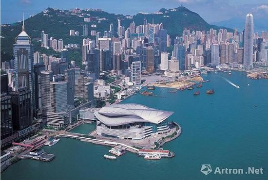 香港会展中心，每年都会举办巴塞尔香港国际艺术展、典亚艺博和国际古玩展等大型艺博会以及苏富比和佳士得两大拍卖行的春秋二拍，推动并见证了香港艺术一步步的发展。