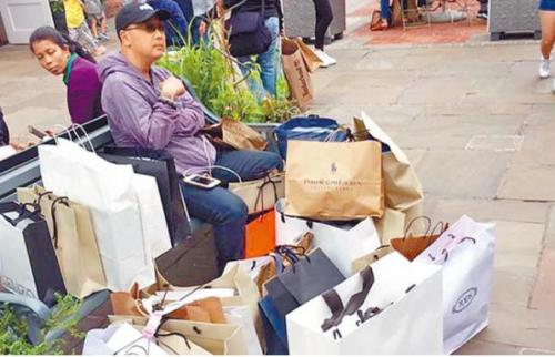 陆客全球大买特买，台湾旅游业称“心在淌血”。(图片来源：台湾《中时电子报》)