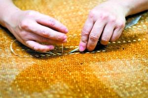 嫦姐修补藤席的手法十分纯熟。 点击进入下一页