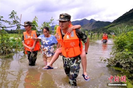 洪水损坏堤防160处，毁损河(港)岸69处，冲毁塘坝38座，损坏灌溉设施120处；106国道大范围积水，淹没达13.5公里，351国道部分路段仍浸泡在洪水中，交通持续中断。 庄文伟 摄