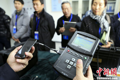 12月6日，北京市检察院举办开放日活动，开放办案工作区、大要案指挥中心供来访市民参观。此外，北京市检察院司法鉴定室也首次面向民众开放。图为工作人员向来访民众展示介绍UFED手机检验工具。<a target='_blank' href='http://www.chinanews.com/'>中新社</a>发 李慧思 摄