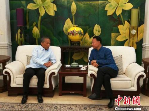 库西表示，菲律宾民力党对四川茂县“6·24”特大山体滑坡灾害感同身受，拟通过此次捐赠表达对受灾人员的深切同情和诚挚慰问。相信在中国共产党的领导下，受灾地区将很快重建家园，恢复生活。驻菲使馆供图