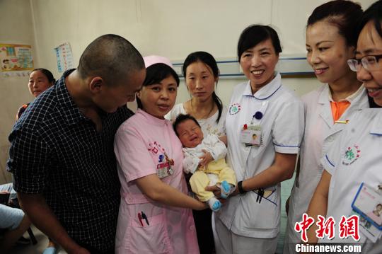 茂县垮塌幸存一家三口出院：对未来生活满怀希望