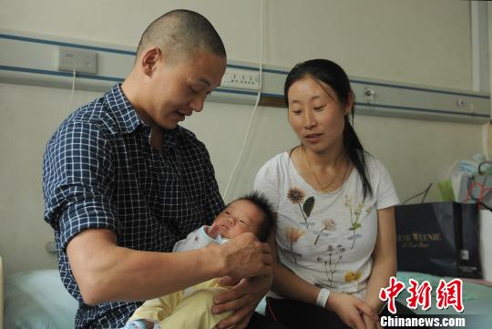 四川茂县山体垮塌中幸存的乔大帅一家三口?！∥怄?摄