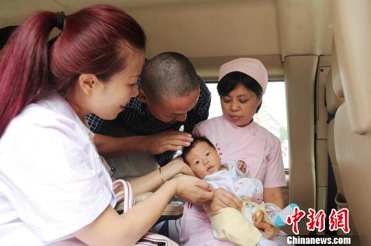 乔大帅一家三口准备出院?！∥怄?摄