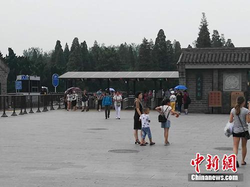 天坛公园入口处。中新网记者 宋宇晟 摄