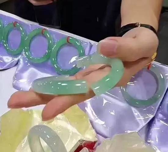 游客摔断30万玉镯晕倒2