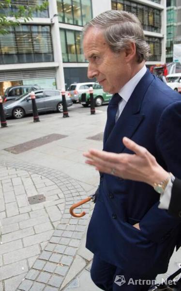 Simon de Pury走出法院，CREDIT: DAVID ROSE